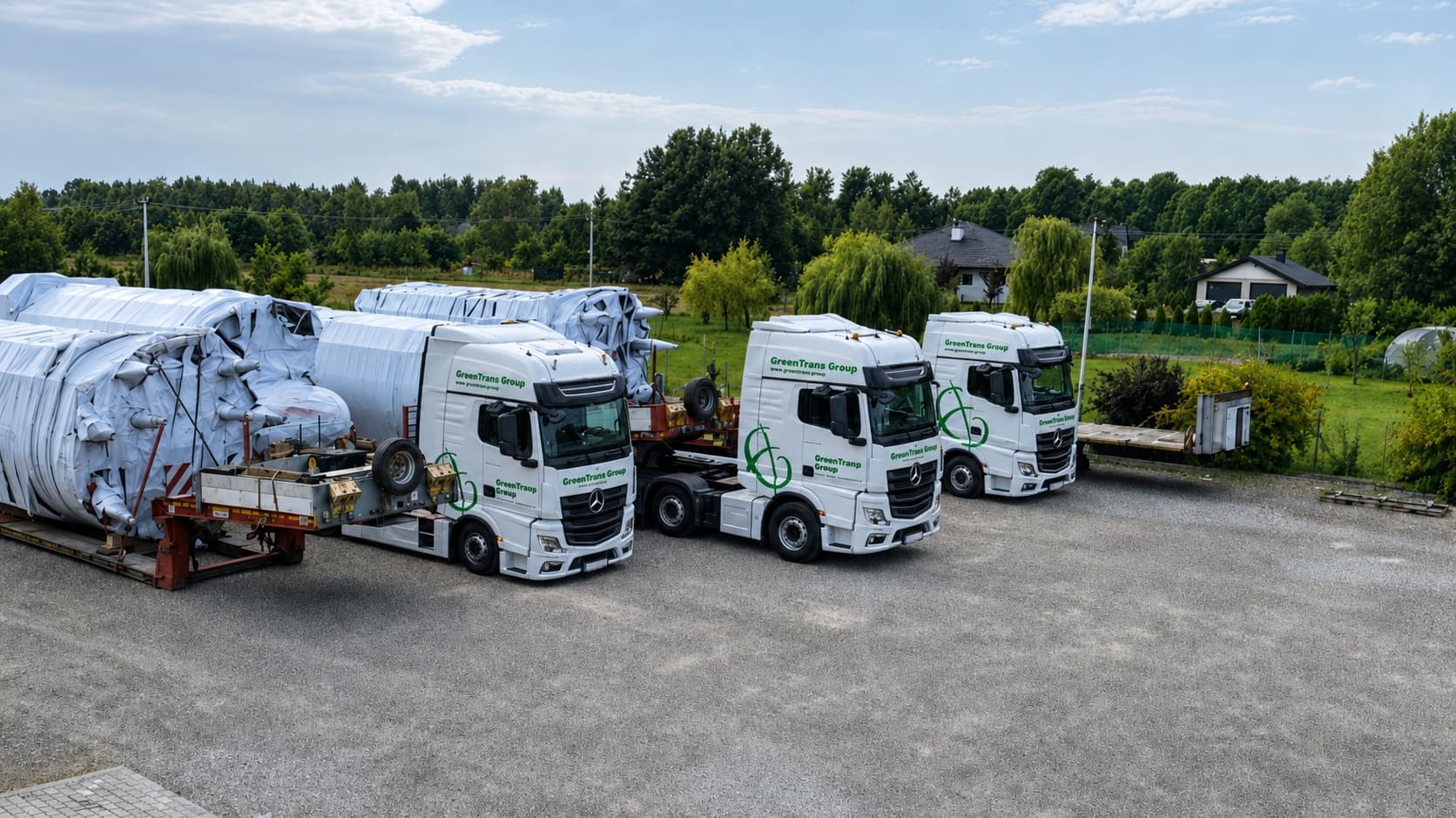 Три тягача GreenTrans Group с негабаритным промышленным оборудованием на площадке